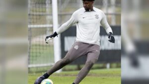 Flamengo recusa novo fiador do Corinthians e emperra venda do goleiro Hugo