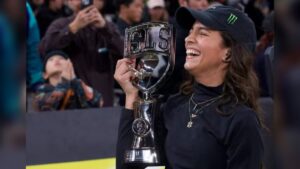 Rayssa Leal vence etapa de Tóquio da SLS