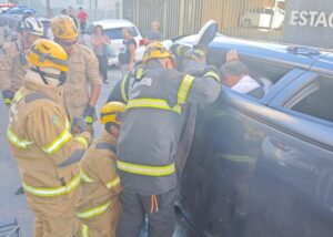 Idoso fica ferido após capotar carro no Setor Central em Goiânia