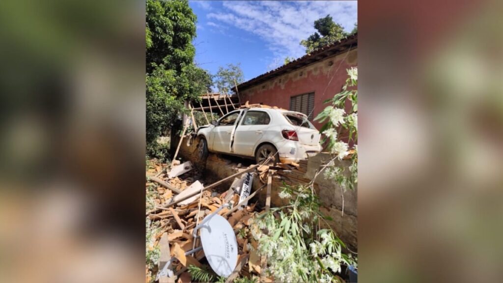 Imagem do veículo nos escombros da casa