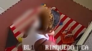 Babá é flagrada por câmeras agredindo bebê em área infantil de prédio no RJ