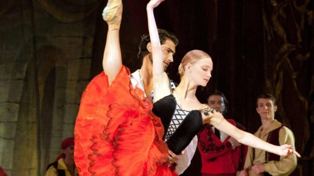 Ballet Clássico de São Petersburgo apresenta espetáculo em Goiânia