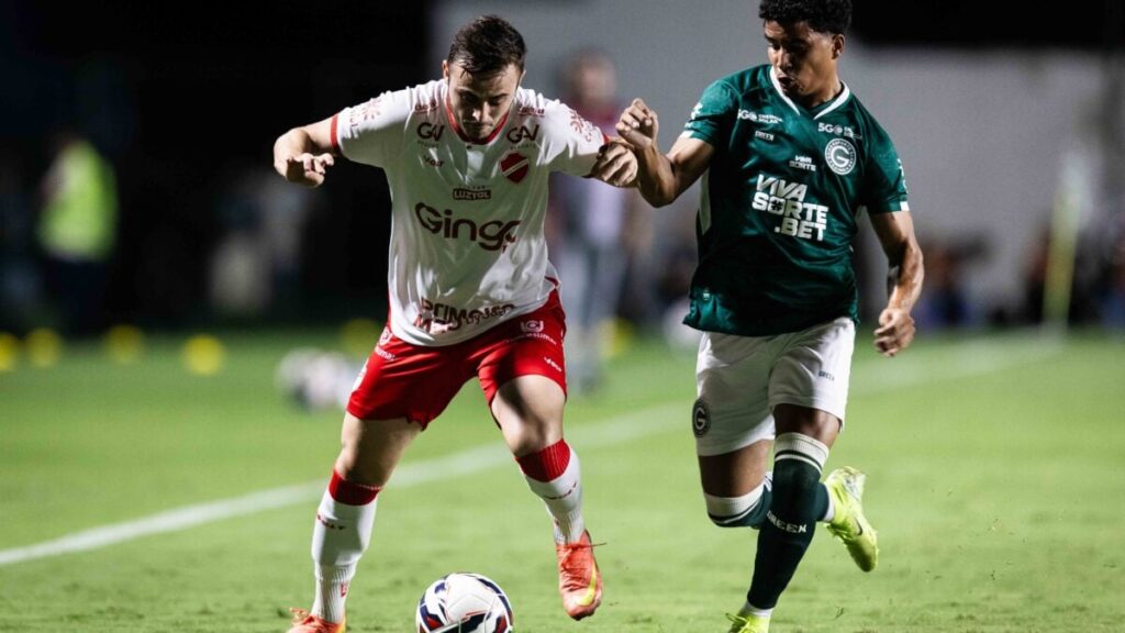 Jogadores de Goiás e Vila em disputa de bola
