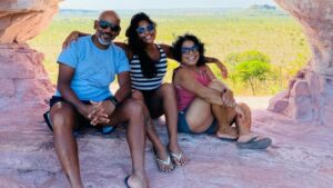 Guia deixou Juliana Marins sozinha para fumar, diz pai sobre queda em trilha na Indonésia Família ainda aguarda translado do corpo