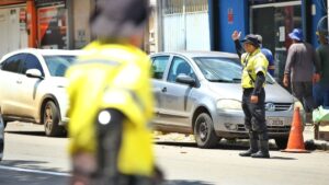 A imagem mostra homens controlando o trânsito