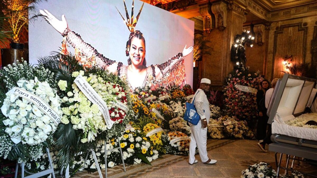 Velório de Preta Gil tem telão com fotos, amigos com camisa da cantora e homenagens; vídeo velório no Teatro Municipal do Rio de Janeiro