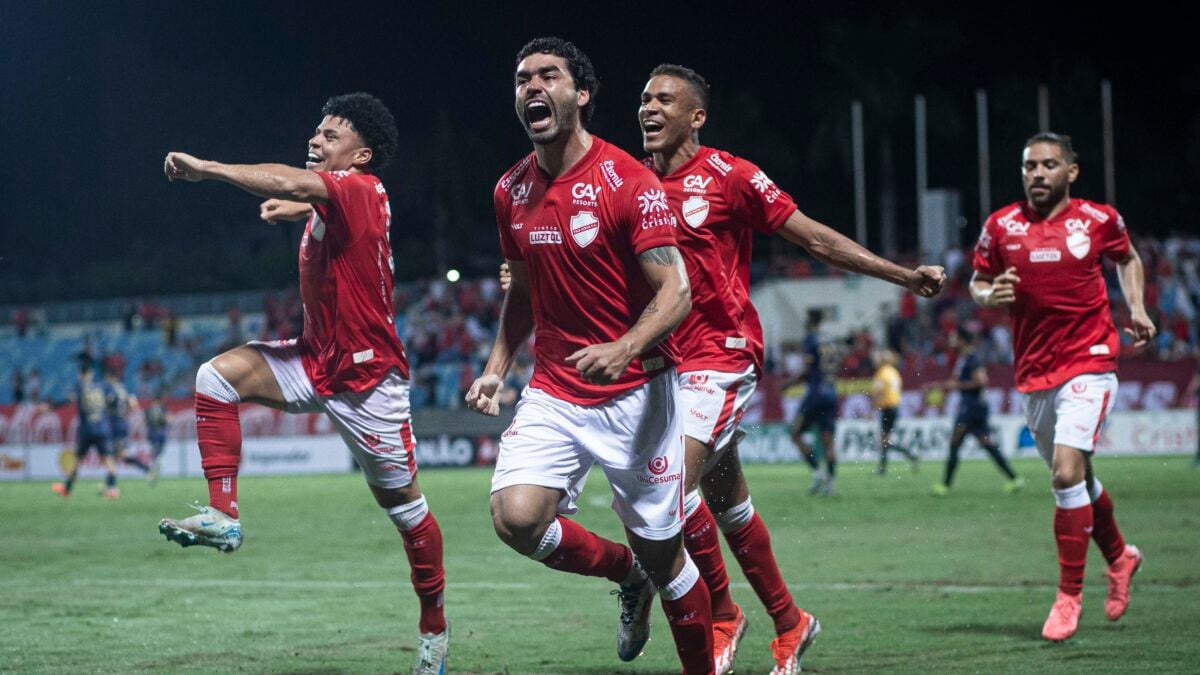 Bruno Mendes comemora gol pelo Vila Nova